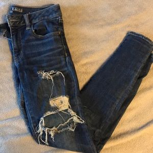 Distresses American eagle jeans